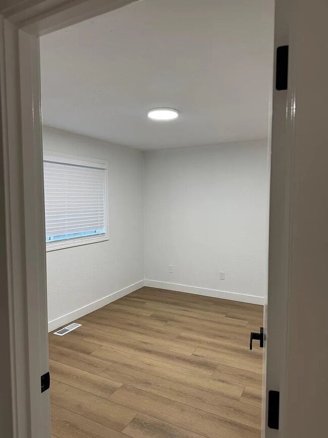 Building Photo - Newly Remodeled 3-Bedroom Bellevue Home with Modern Updates