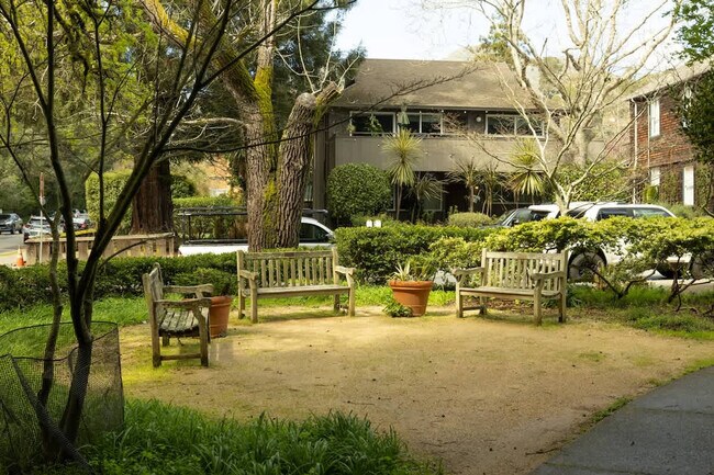 Building Photo - 2 Molino Ave