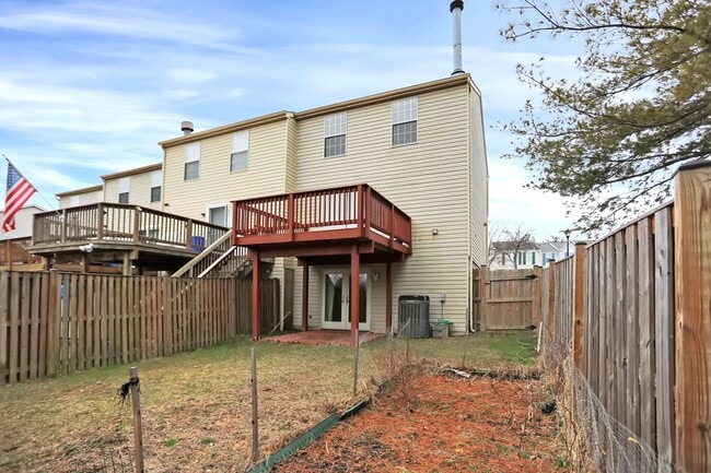 Building Photo - Charming End Of Group Townhome for Rent