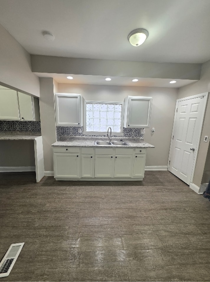 Building Photo - 492 E Markison Ave