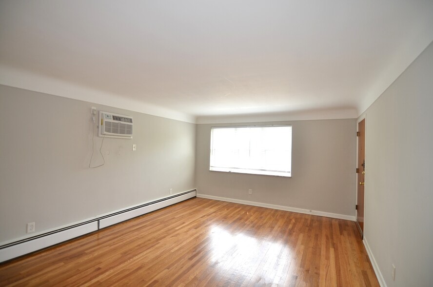 Building Photo - 5850 Robison Rd