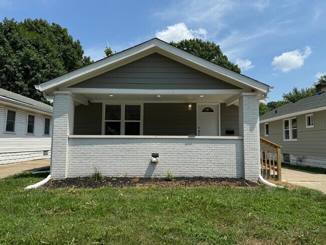 Primary Photo - 951 N Bradley Ave