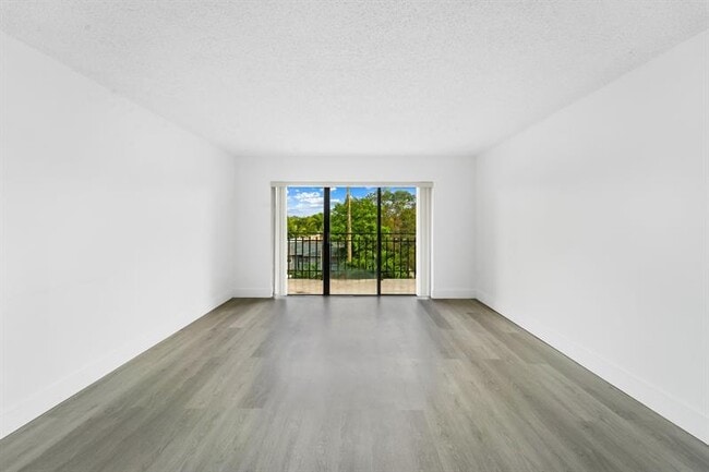 Building Photo - 650 NE 149th St