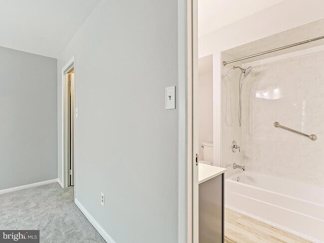 Building Photo - 303 Trinity Ct