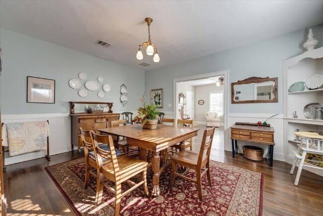 Building Photo - Daring 2 bedroom 1 bath in the heart of Ryan Place.