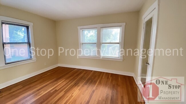Building Photo - Charming 2-bedroom, 1-bath Duplex in Kansa...