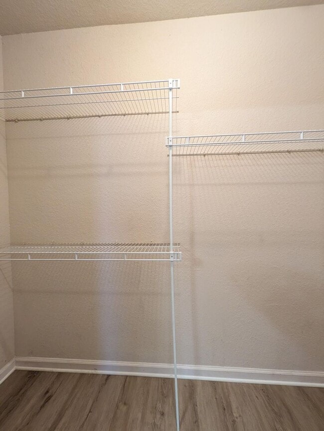 Building Photo - 1x1 Bright & spacious, convenient 1st floor unit. New flooring throughout, new washer/dryer & stove!