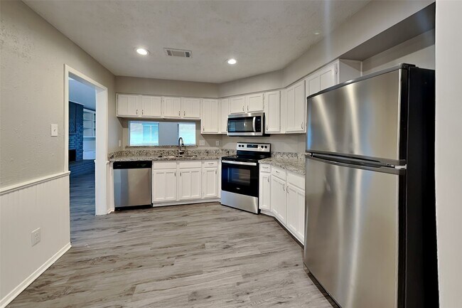 Building Photo - 4718 Lost Lake Ln