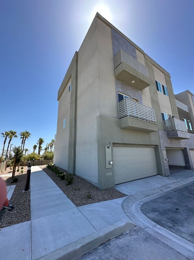 Primary Photo - Your Dream Home Awaits: Spacious Summerlin...