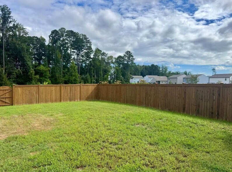 Building Photo - 3425 Honey Ivy Ln