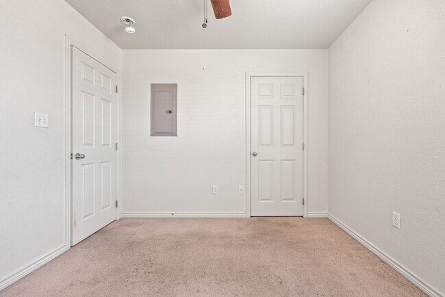 Building Photo - 2504 Saulsbury Dr