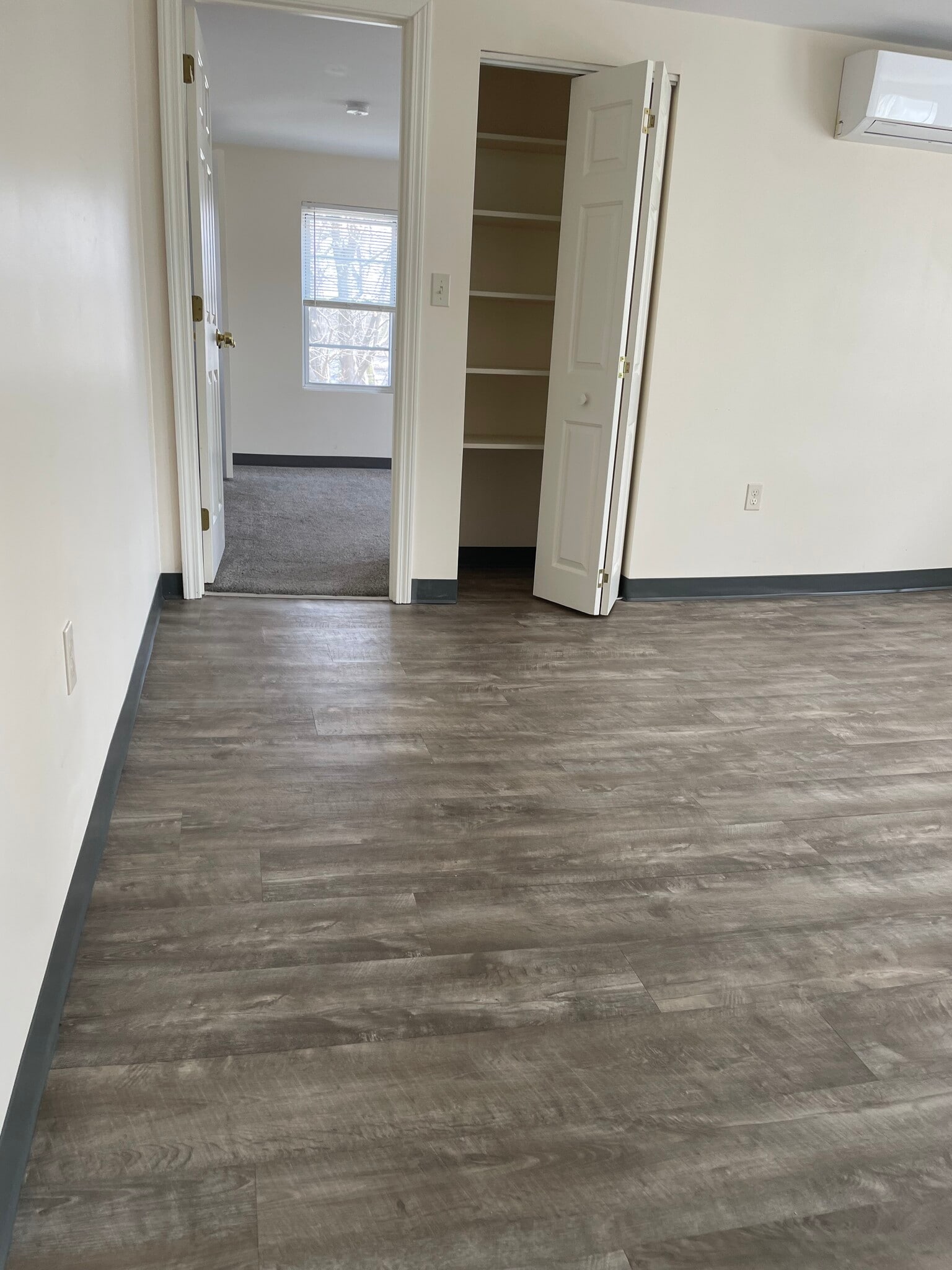 Building Photo - 371 Main St