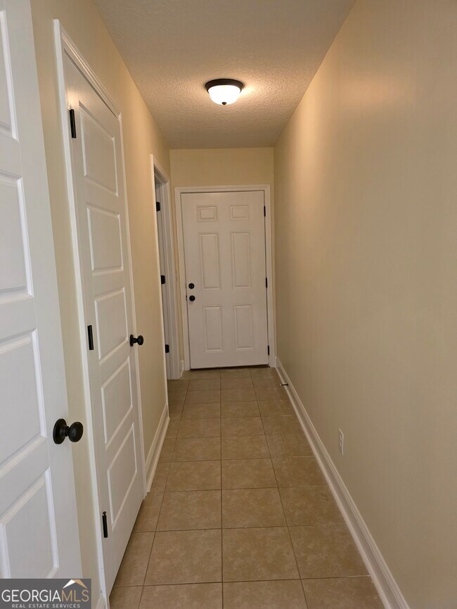 Building Photo - 516 Hide-A-Way Lk Lp