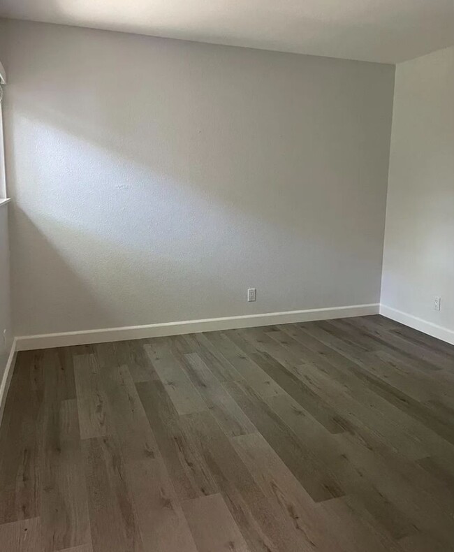 Building Photo - Updated 2 Bedroom