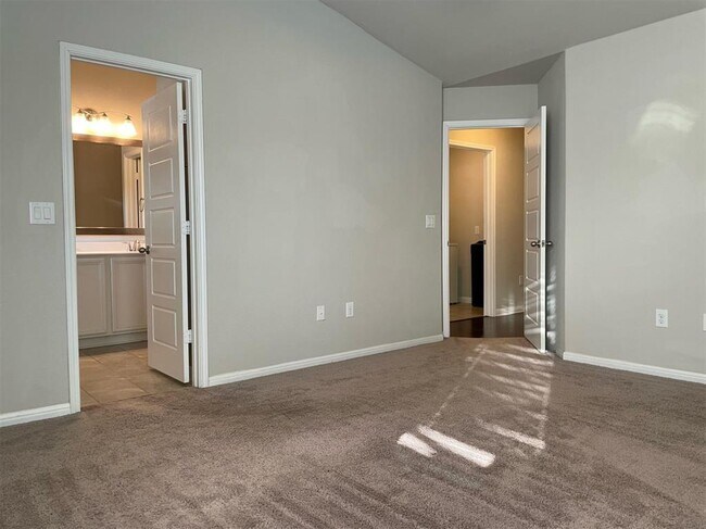 Building Photo - 18320 Friendship Hill Dr