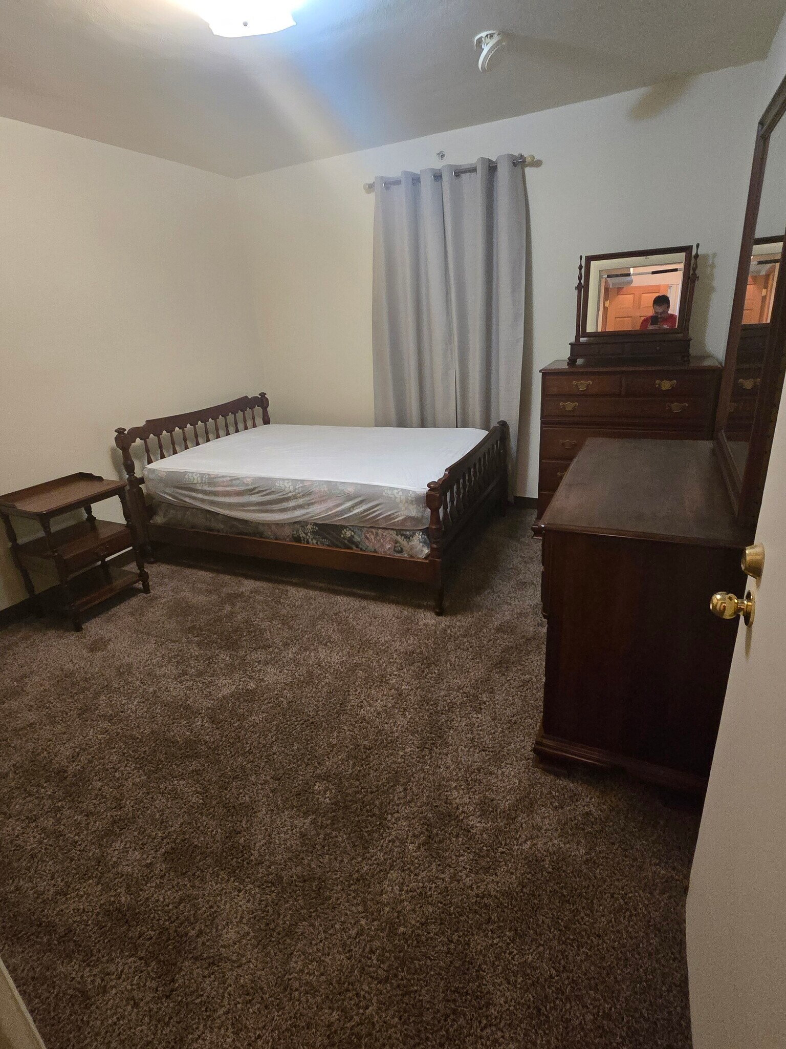 2ND BEDROOM.... WALL TO WALL CARPET ... VERY NICE BED MIRRORED DRESSER ... END TABLES AND MORE! - 1216 University Ave