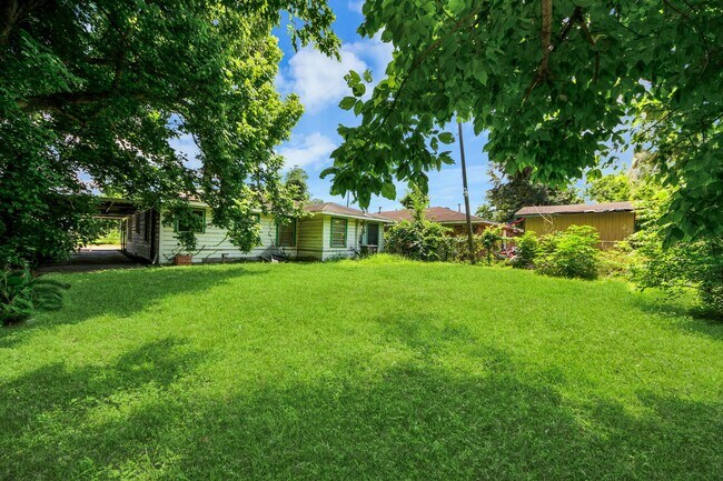 Building Photo - 3214 Tuam St