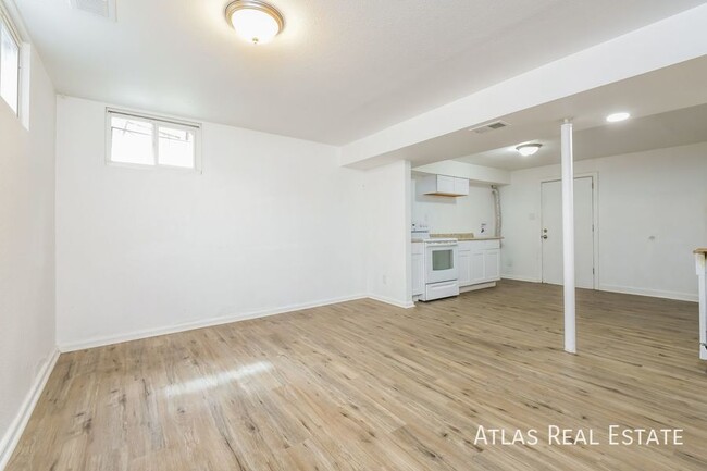 Building Photo - TWO WEEKS FREE RENT! Cozy 2 Bedroom, 1 Bat...