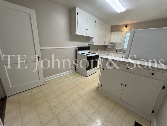 Building Photo - Charming Duplex in Winston-Salem