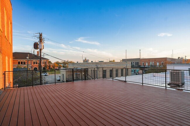 Building Photo - 210 E Washington Ave