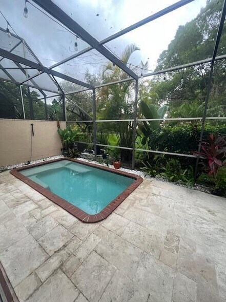 Building Photo - 10101 Costa del Sol Blvd