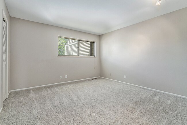Building Photo - Charming Townhouse with Gas Fireplace & Ba...