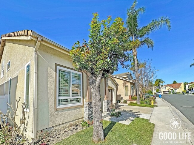 Building Photo - Beautiful 3-Bed Home w/ Vaulted Ceilings, Stainless Appliances, Private Backyard & 2-Car Garage