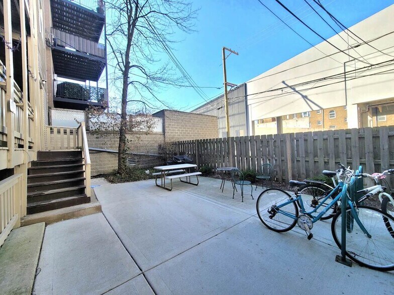 Building Photo - 635 W Wellington Ave