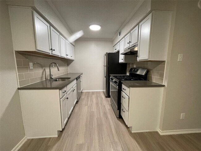Primary Photo - 2211 Lawnmont Ave