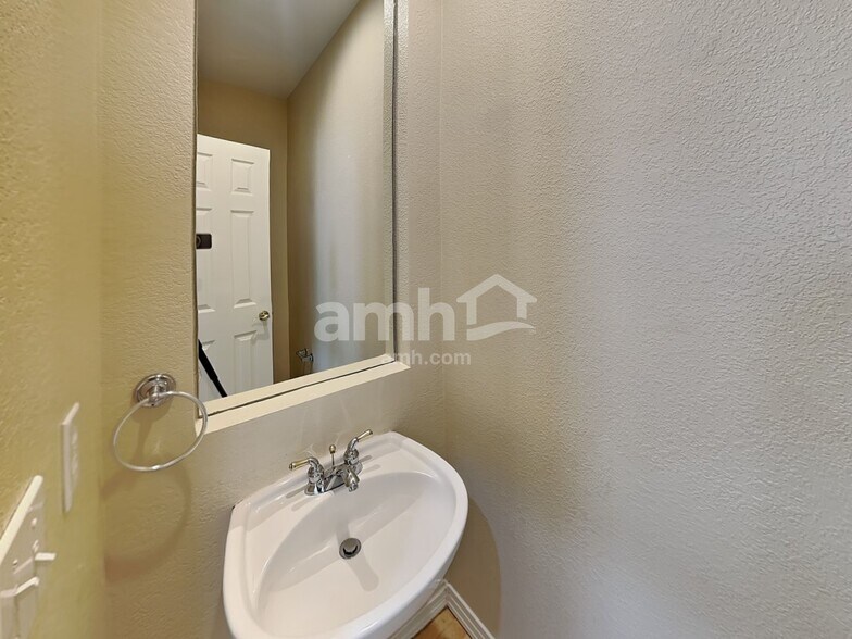 Building Photo - 4244 Lark Sparrow St