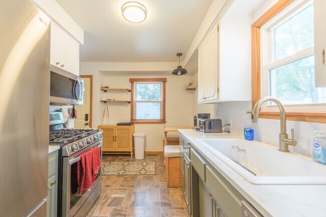 Building Photo - awesome 2 bed 1 bath Pet Friendly in Minneapolis Available for Lease