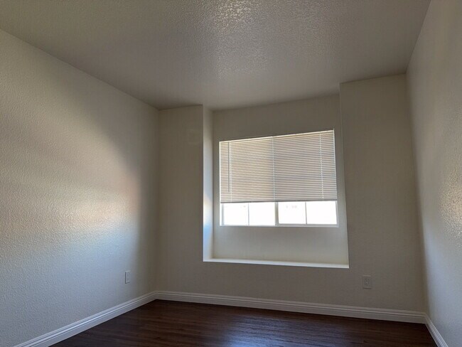 Building Photo - 1037 Milestone Ave