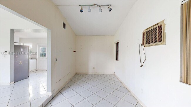 Building Photo - 1610 NW 9th Ct