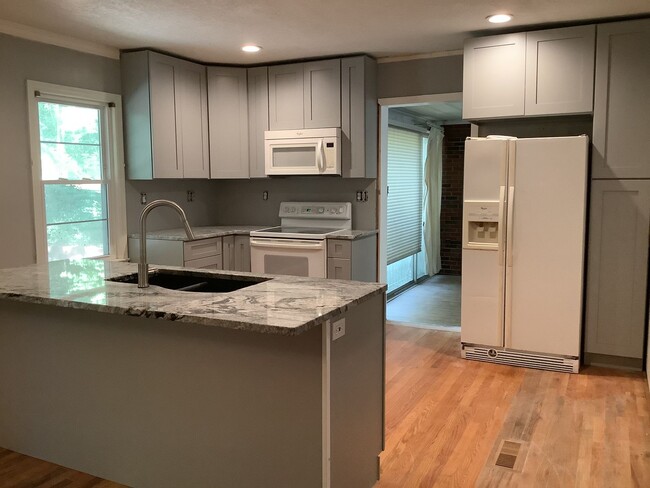 Building Photo - Large brick home, 3 fireplaces, Raytown sc...