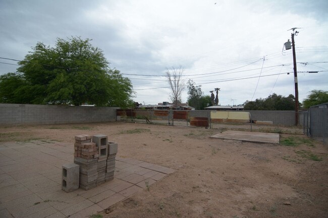Building Photo - Updated 2 Bedroom 1 Bath! Located in Convenient Central Tucson Location!