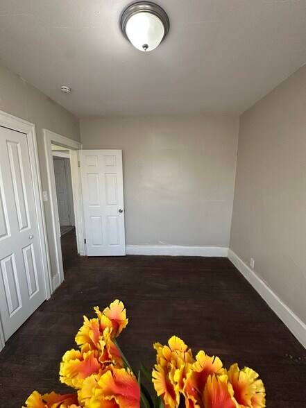 Upstairs Unit - 4820 Haverhill St