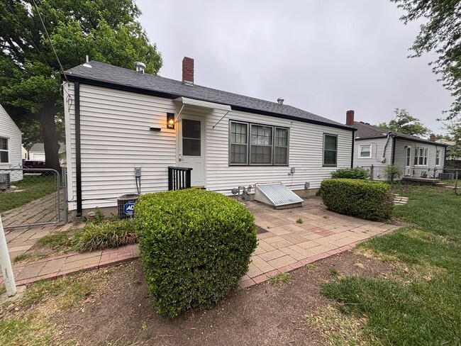 Building Photo - 2 bedroom 1 bath home with 1 car garage! Available to Rent or Rent to Own!