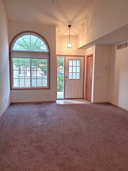 Building Photo - 1902 Aster Bay