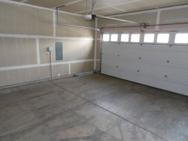 Building Photo - Great Post Falls Location!