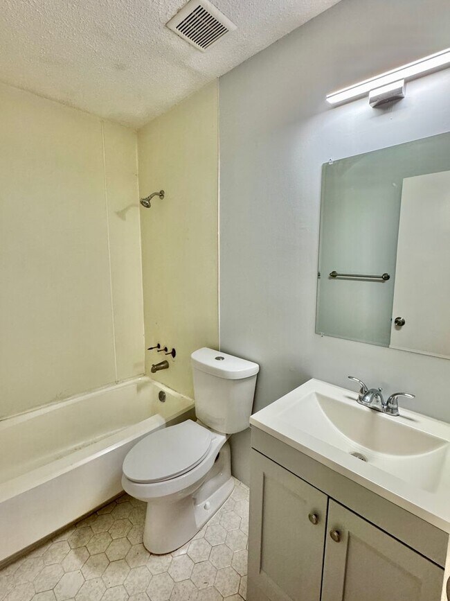 Building Photo - Charming 3-bedroom waiting to be yours !!