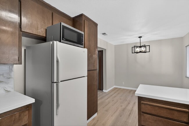 Building Photo - Spacious Condo in Santa Clara - Easy Commute!