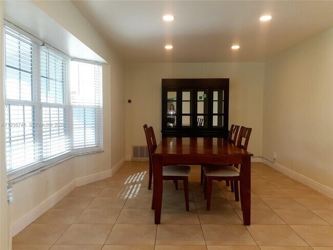 Building Photo - 2109 N Park Rd