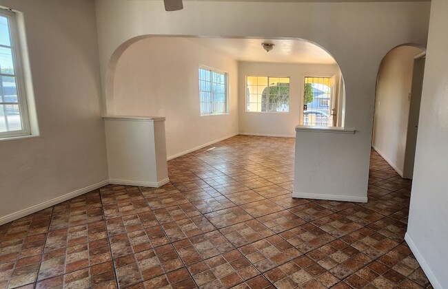 Building Photo - Bryant