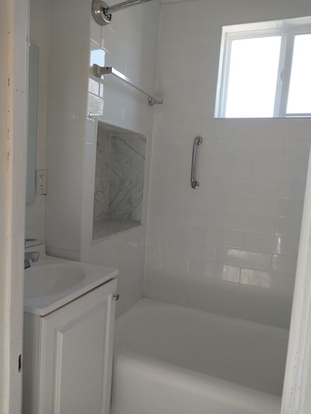 Master Bathroom - 3927 Kirk St