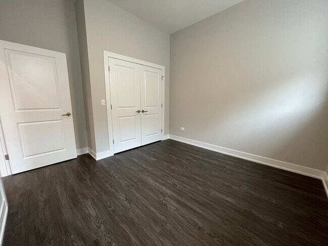 Building Photo - 1730 W Greenleaf Ave