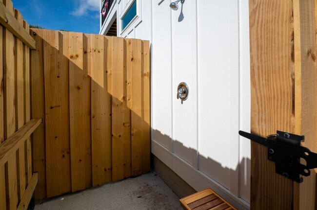 Building Photo - OFF-SEASON FURNISHED BEACH HOUSE AVAILABLE FOR MONTHLY RENTAL