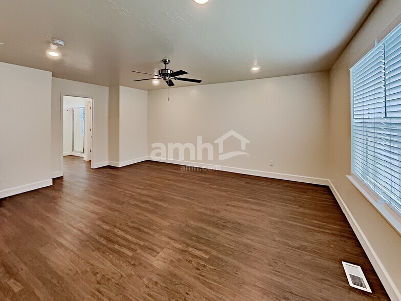 Building Photo - 819 Grover Ct
