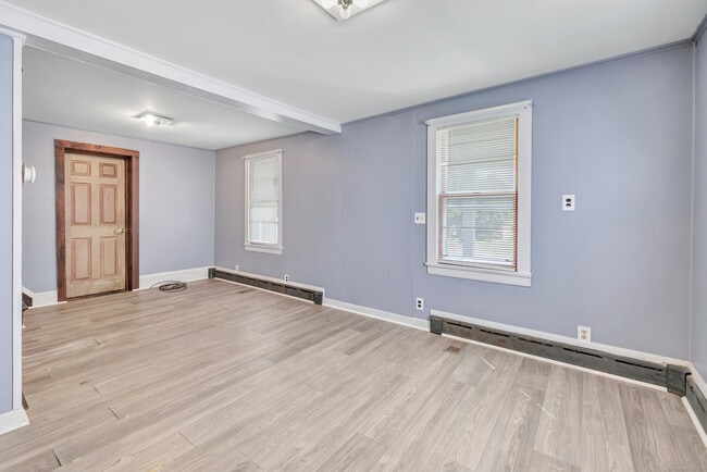 Building Photo - 142 Meadow St