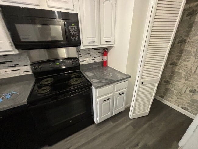 Building Photo - Large Foggy Bottom Beauty - 1+Den + 1 FB