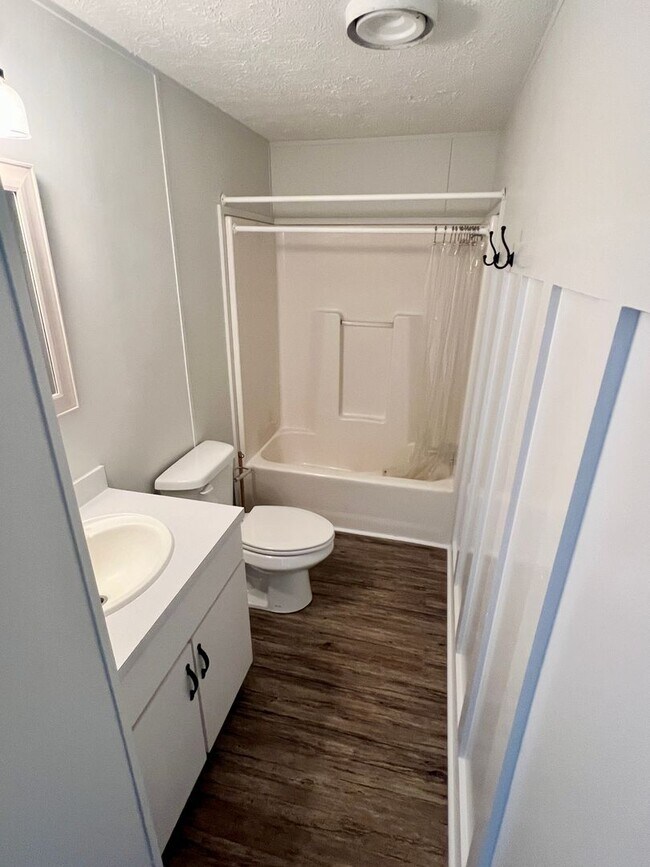 Building Photo - Move in ready!! 2BD/2BA spacious mobile home!